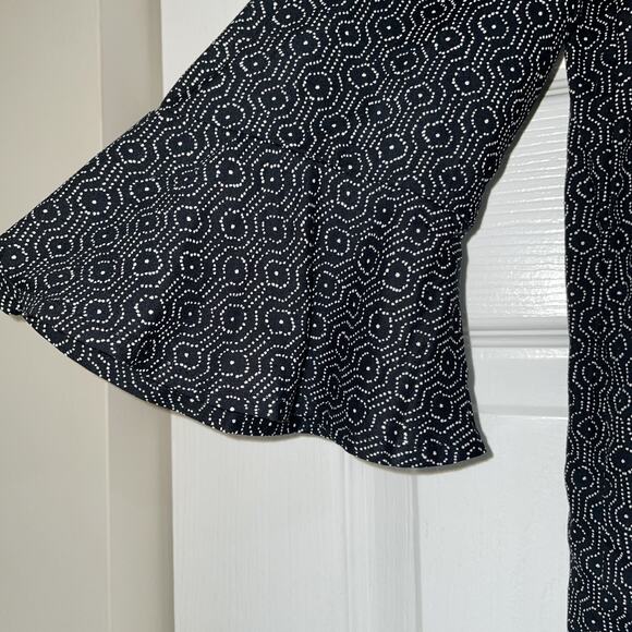 Old Navy Black White Printed Off Shoulder Bell Sleeve‎ Dress Sz X Small - Picture 3 of 7